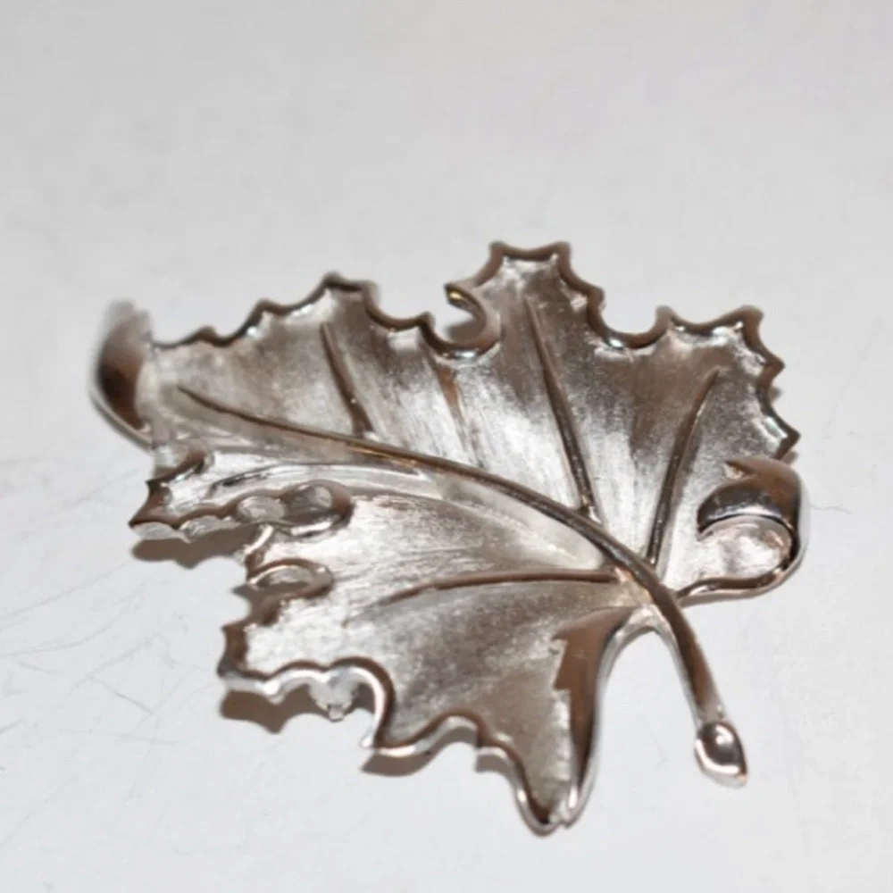 Large Vintage Crown Trifari Oak Leaf Silver‎ Toned Brooch